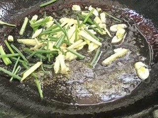 平菇炒肉,就着油锅，放入葱姜蒜爆香