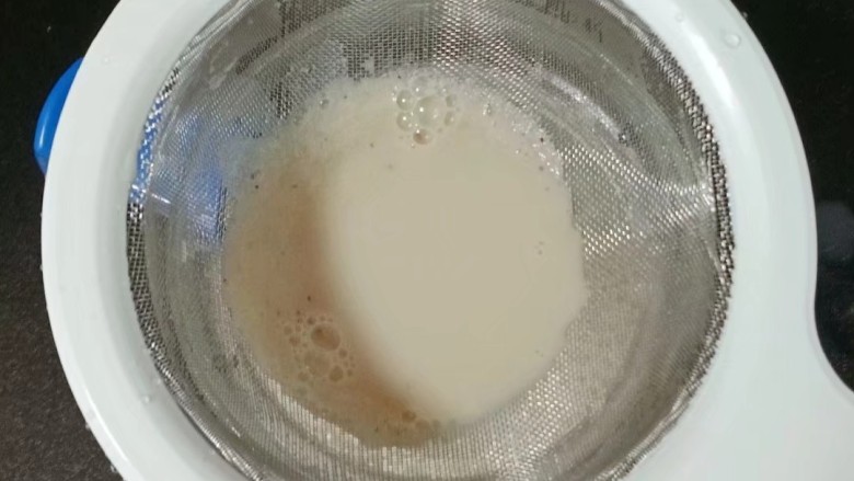 花生红枣豆浆,搅打好的豆浆用过滤网过滤下更细腻