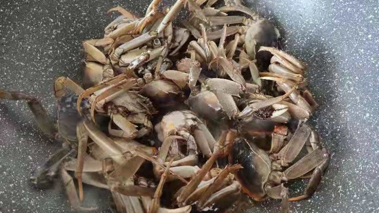 家常炒螃蟹,油锅中小火煎到定型取出