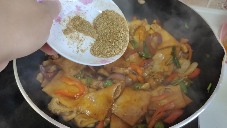 干锅千叶豆腐,撒上这道菜的灵魂——孜然烧烤料