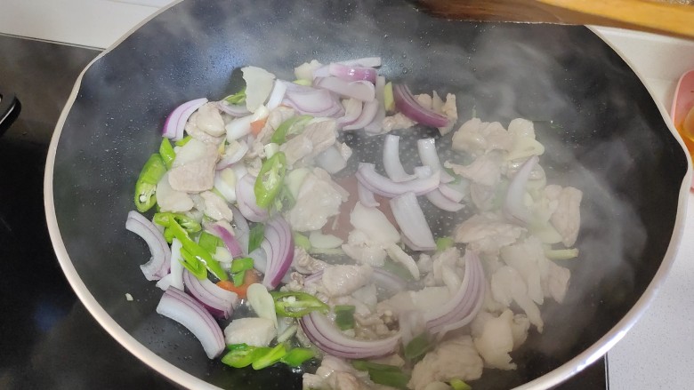 干锅千叶豆腐,炒到猪肉变色后加入姜丝蒜片炒出香气