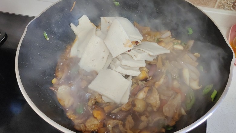 干锅千叶豆腐,加入千叶豆腐翻炒均匀