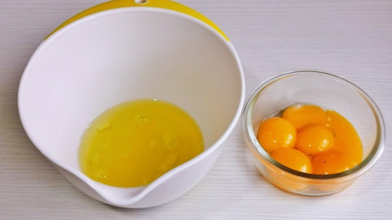 果子蛋糕,首先将蛋白蛋黄分离，分别无油无水的器具中。