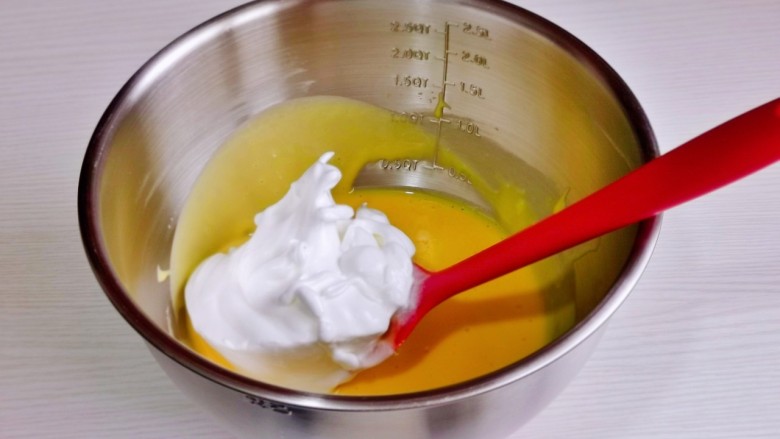 果子蛋糕,取三分之一的蛋白霜加入蛋黄糊中翻拌均匀。（这时将烤箱140度预热）