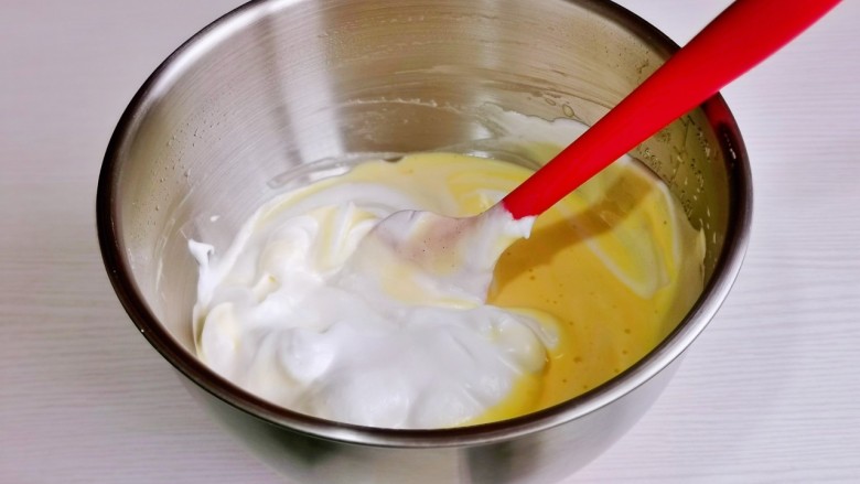 果子蛋糕,再取三分之一的蛋白霜加入蛋黄糊中，继续翻拌至看不到蛋白霜。