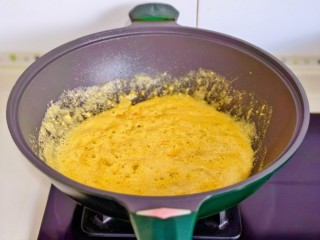 家常炒螃蟹,起油锅，加入咸蛋黄小火炒碎至翻沙。