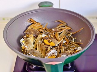 家常炒螃蟹,起油锅加入蟹，煎至变色盛出备用。