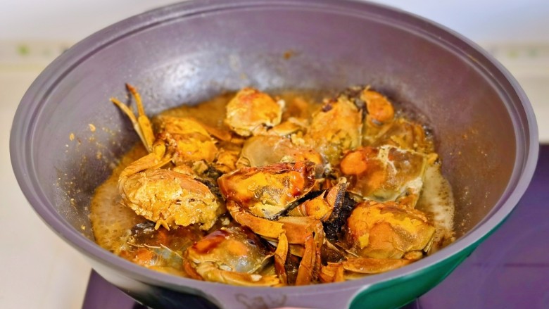 家常炒螃蟹,加入姜蒜，一碗水。