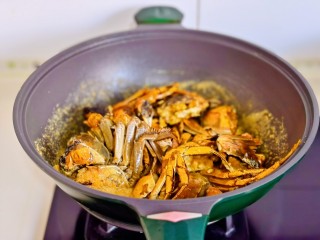 家常炒螃蟹,加入煸炒过的大闸蟹翻炒均匀。