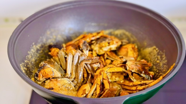家常炒螃蟹,加入煸炒过的大闸蟹翻炒均匀。