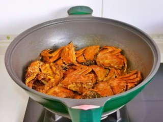 家常炒螃蟹,蟹熟后按个人口味加盐，大火收汁即可。