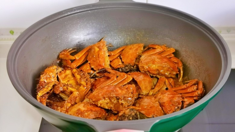 家常炒螃蟹,蟹熟后按个人口味加盐，大火收汁即可。