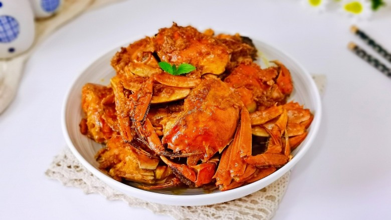 家常炒螃蟹,盛出装盘即可享用，大闸蟹别在清蒸啦！这样做，咸鲜入味，