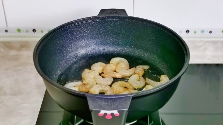 杏鲍菇炒虾仁,起油锅，加入腌制好的虾仁。