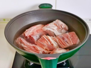 牛肉炖芋头,牛腱子泡冷水，将血水泡出，牛腱子切小块，冷水下锅烧开煮3分钟，捞出冲洗干净。