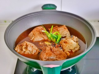 牛肉炖芋头,腌制好的牛肉放入锅中，加入适量水，葱结，姜片，八角，十三香。