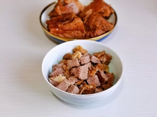 牛肉炖芋头,卤好的牛肉切丁，剩下的可以凉后再切片蘸蒜蓉酱吃一级棒。