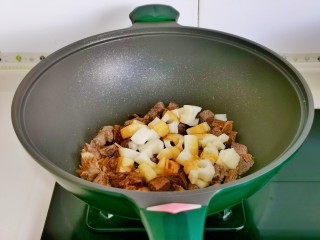 牛肉炖芋头,再加入藕丁，芋头，1勺酱油翻炒均匀。