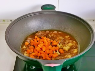 牛肉炖芋头,汤汁浓郁后加入胡萝卜。