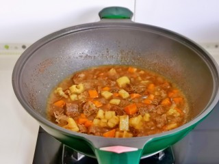 牛肉炖芋头,按个人口味加入盐大火煮2分钟关火，留点汤汁更好吃。
