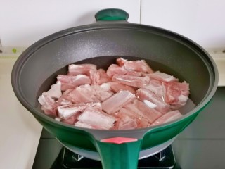 话梅排骨,冷水下锅煮3分钟。