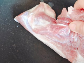 茭白茄子焖肉,猪肉不用洗，烧热锅后将猪皮来来回回烫一下（去毛去腥）