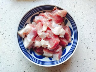 茭白茄子焖肉,将猪肉洗干净，切成合适的小块