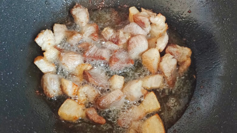 茭白茄子焖肉,起油锅，油热后下猪肉，煸炒至猪肉呈金黄色，并有油脂逼出来