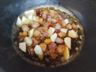 茭白茄子焖肉,加入热开水，水量与食材齐平