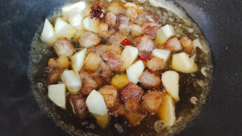 茭白茄子焖肉,加入热开水，水量与食材齐平
