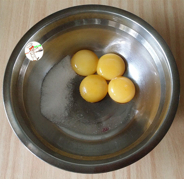 果子蛋糕,接下来制作蛋糕，先取2个干将小盆，把4个<a style='color:red;display:inline-block;' href='/shicai/ 9'>鸡蛋</a>的蛋清和蛋黄分离出来，尤其装蛋盆，一定要保证无油无水才行，分离的时候尽量不要把蛋黄搞破，更不要混到蛋清盆里，以免影响打发；然后在蛋黄盆中加入15克白砂糖，拌至砂糖完全融化