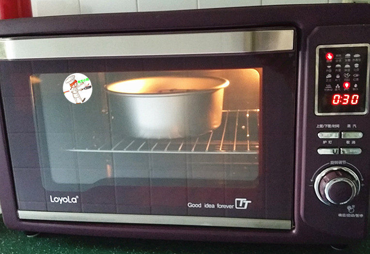 果子蛋糕,送入预热好的烤箱中下层：120度上下火、烤60分钟，转150度烤7分钟上色