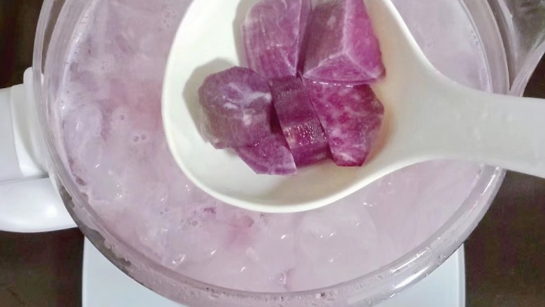 紫薯银耳糖水,半小时后倒入紫薯