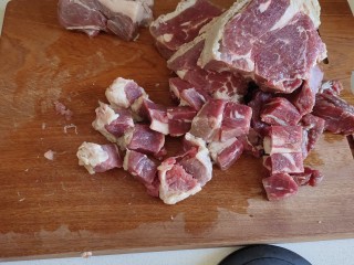 牛肉炖芋头,一块牛肉清洗干净，切成小块