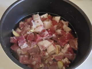 牛肉炖芋头,加入适量清水，放高压锅里炖熟