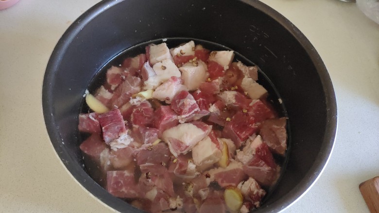 牛肉炖芋头,加入适量清水，放高压锅里炖熟