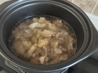 牛肉炖芋头,炖好的牛肉盛出来放在砂锅里