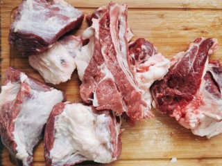 牛肉炖芋头,牛肉清洗干净切大块