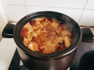 牛肉炖芋头,移入砂锅煮沸