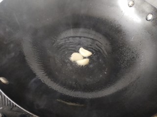 荷兰豆藕片,锅里放油烧热，放入蒜瓣炒香