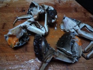 家常炒螃蟹,一个螃蟹切成四块