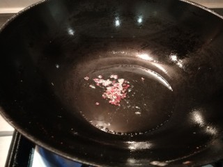 家常炒螃蟹,锅中倒入适量油炸花椒粒