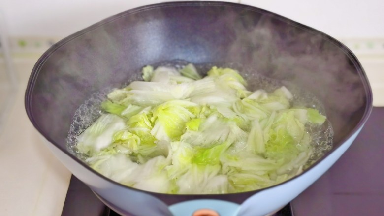 素炒白菜,锅中加水烧开，下白菜焯水1分钟捞出过冷水。