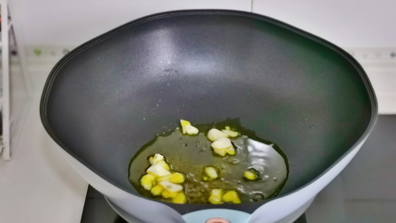 素炒白菜,起油锅加入蒜煸炒。