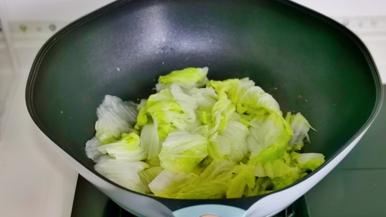 素炒白菜,加入焯水的白菜翻炒。