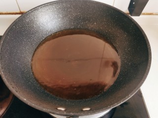 话梅排骨,加入一大碗热水煮沸锅，糖色煮好备用