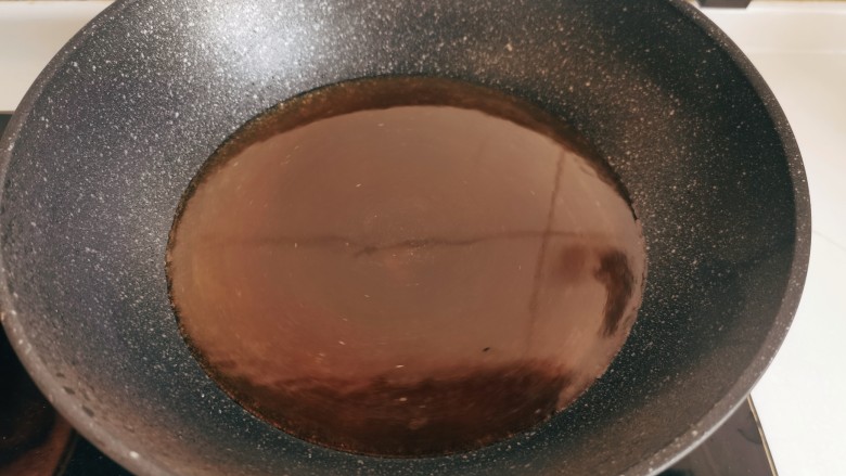 话梅排骨,加入一大碗热水煮沸锅，糖色煮好备用