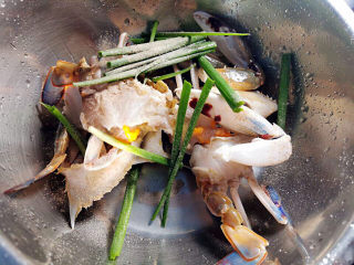 家常炒螃蟹,打理干净后的螃蟹加入葱姜，胡椒粉，料酒，进行腌制