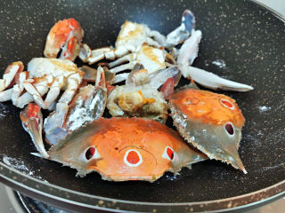 家常炒螃蟹,锅中下油，煎香螃蟹