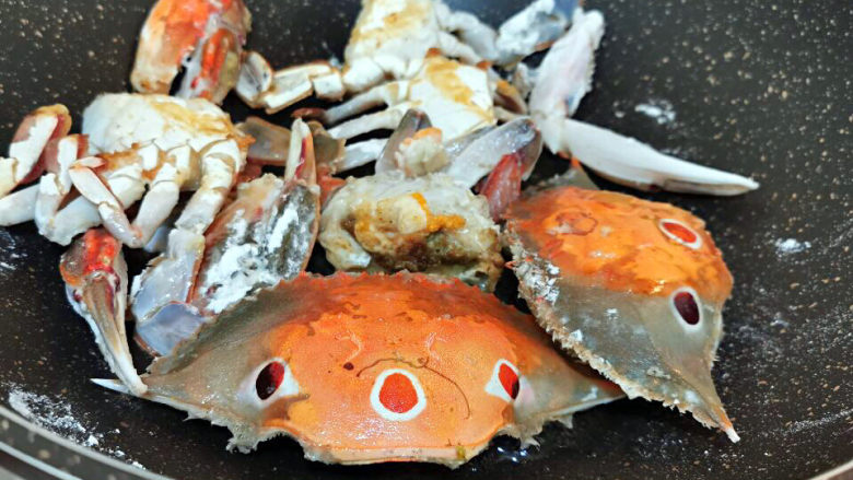 家常炒螃蟹,锅中下油，煎香螃蟹